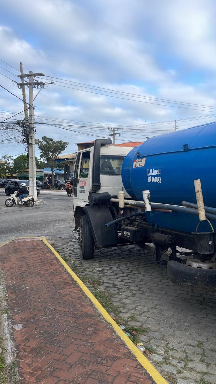 Caminhão azul da Poop Brothers em atendimento urbano